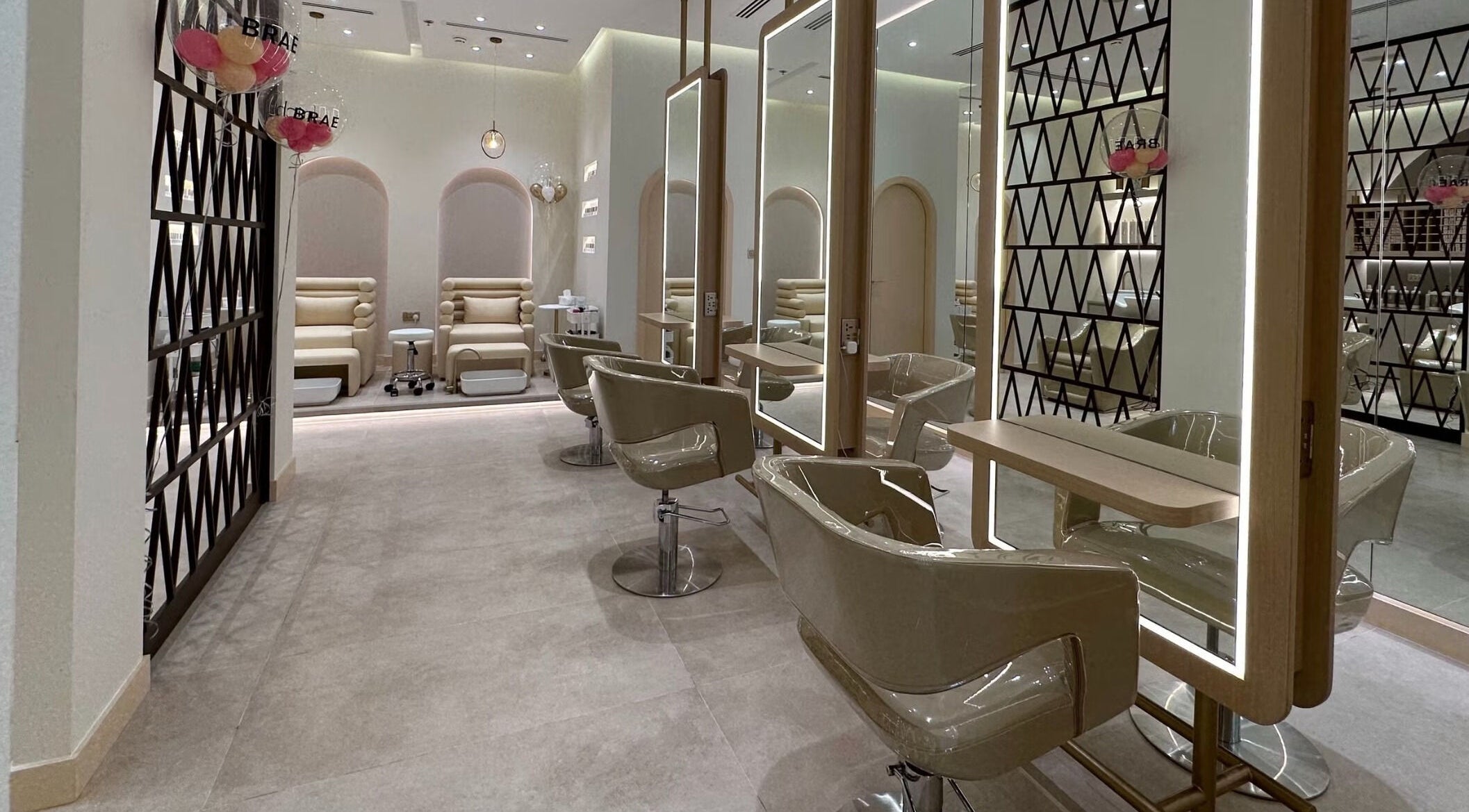 Elegant interior of The Nest Salon, Sobha Hartland in دبي, Dubai, AE, featuring stylish chairs and mirrors.