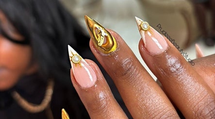 Elegant gold-accented nails at Prudeee.Beauty.Studio in Akasia, Gauteng, ZA, showcasing exquisite nail art.
