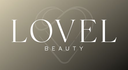 Logo elegante de Lovel Beauty en Playa del Carmen, Quintana Roo, MX, destacando un corazón sutil.