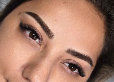 Cejas y pestañas impecables en Lovel Beauty, Playa del Carmen, Quintana Roo, MX.