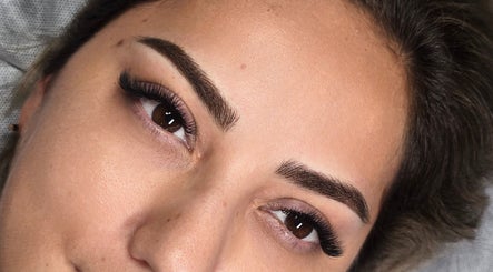 Cejas y pestañas impecables en Lovel Beauty, Playa del Carmen, Quintana Roo, MX.