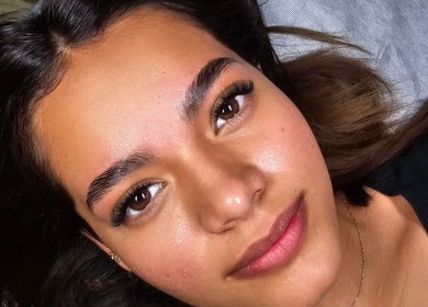 Cliente con cejas y pestañas perfectas en Lovel Beauty, Playa del Carmen, Quintana Roo, MX.