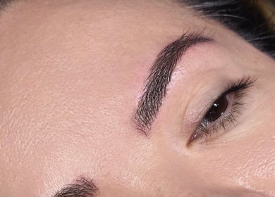 Cejas cuidadosamente esculpidas en Lovel Beauty, Playa del Carmen, Quintana Roo, MX.