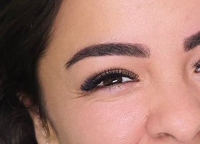 Cejas perfectamente cuidadas en Lovel Beauty, Playa del Carmen, Quintana Roo, MX, mostrando felicidad.