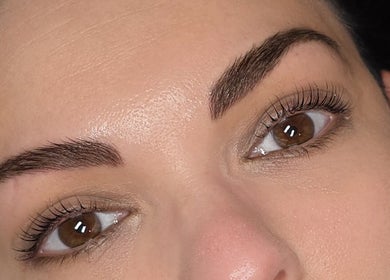 Cejas perfectamente cuidadas en Lovel Beauty, Playa del Carmen, Quintana Roo, MX, destacando la belleza natural.