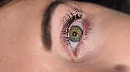 Primer plano de un ojo con largas pestañas, Lovel Beauty, Playa del Carmen, Quintana Roo, MX.