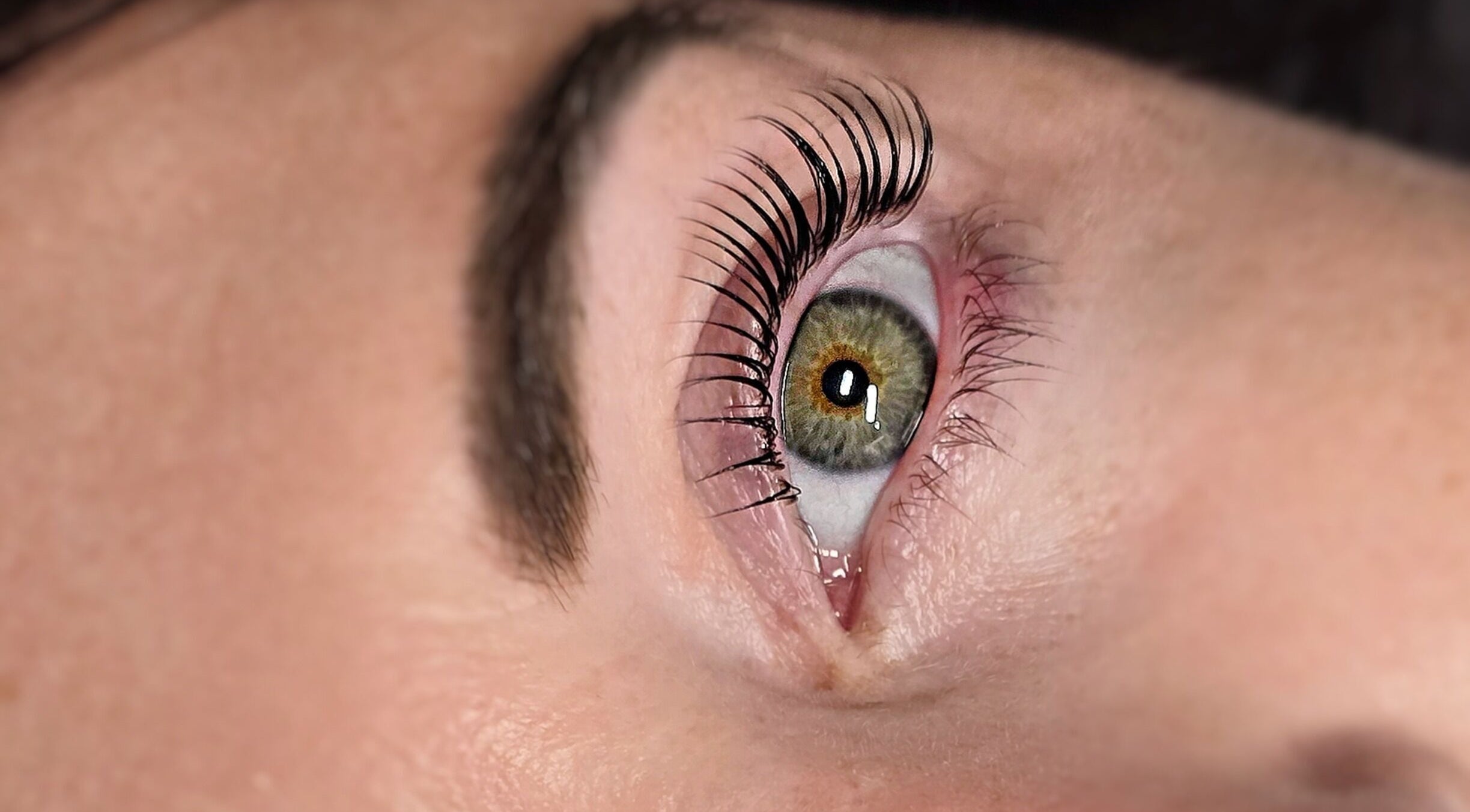 Primer plano de ojo con pestañas mejoradas en Lovel Beauty, Playa del Carmen, Quintana Roo, MX.