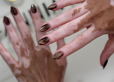 Arte de uñas marrón en Stefannia Grisales Nails Studio, Armenia, Quindío, CO.