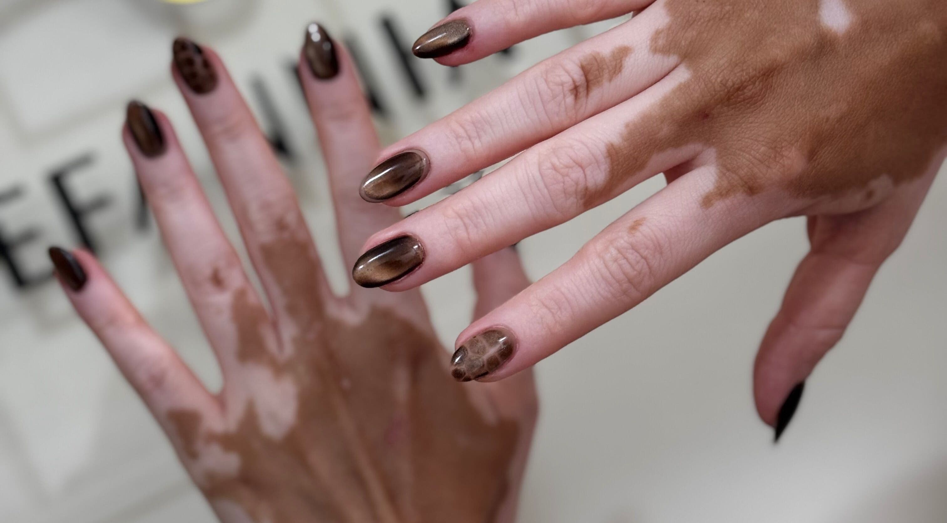 Arte de uñas marrón en Stefannia Grisales Nails Studio, Armenia, Quindío, CO.