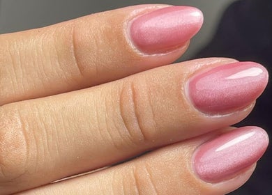 Manicura rosa en Stefannia Grisales Nails Studio, Armenia, Quindío, CO. Elegancia y estilo en detalle.