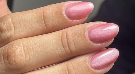 Manicura rosa en Stefannia Grisales Nails Studio, Armenia, Quindío, CO. Elegancia y estilo en detalle.