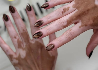 Manicura elegante en Stefannia Grisales Nails Studio, Armenia, Quindío, CO con acabado marrón brillante.