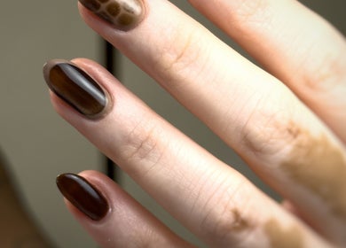 Manos con esmalte marrón en Stefannia Grisales Nails Studio, Armenia, Quindío, CO.