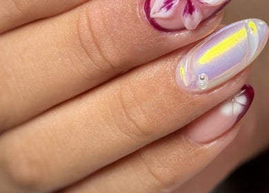 Diseño de uñas con arte floral en Stefannia Grisales Nails Studio, Armenia, Quindío, CO.