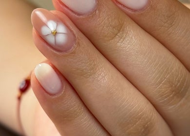 Diseño de uñas con florecitas en Stefannia Grisales Nails Studio, Armenia, Quindío, CO.