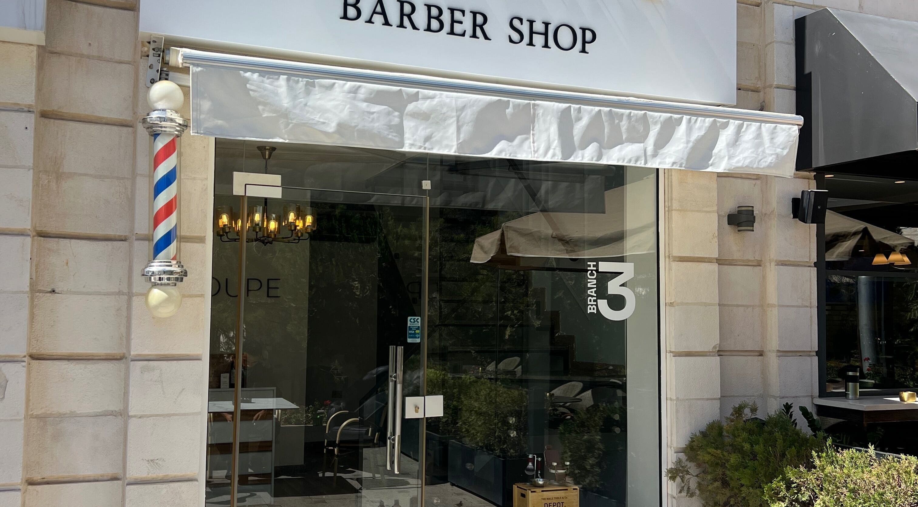 Entrance of Le Coupe 3 barber shop in عمّان, محافظة العاصمة, JO featuring a classic barber pole.