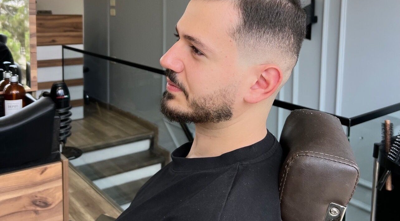 Sophisticated men's haircut at Le Coupe 3 in عمّان, محافظة العاصمة, JO, showcasing expert styling.