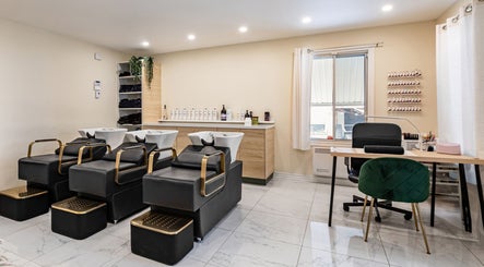 Stations de lavage modernes à Le Préau Coiffure - Esthétique, Laval, Québec, CA.