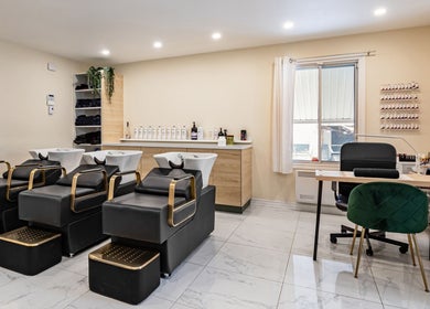 Stations de lavage modernes chez Le Préau Coiffure - Esthétique, Laval, Québec, CA.
