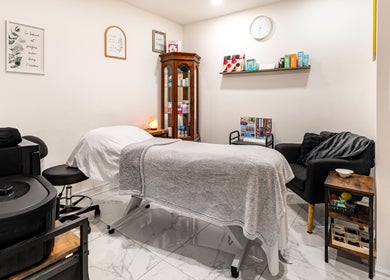 Salon esthétique raffiné chez Le Préau Coiffure - Esthétique, Laval, Québec, CA, avec table de soin.