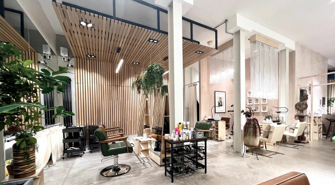 Interior of Haco 箱 Hair in London, England, GB showcasing modern, elegant salon design with stylish furnishings.