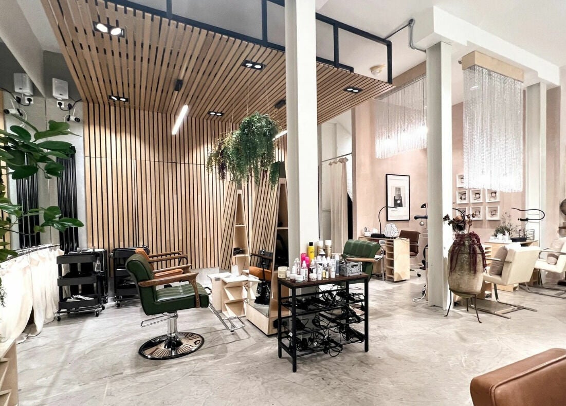 Modern interior of Haco 箱 Nails in London, England, GB, featuring chic wood panels and stylish seating.