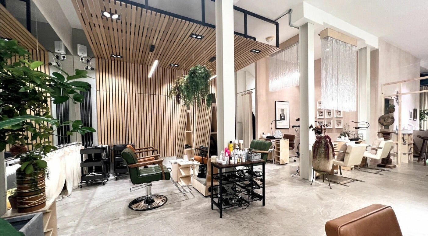 Modern interior of Haco 箱 Nails in London, England, GB, featuring chic wood panels and stylish seating.