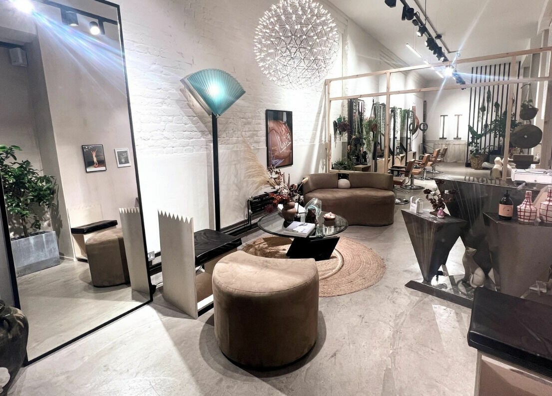 Elegant interior of Haco 箱 Nails, London, England, GB featuring modern decor and stylish seating.