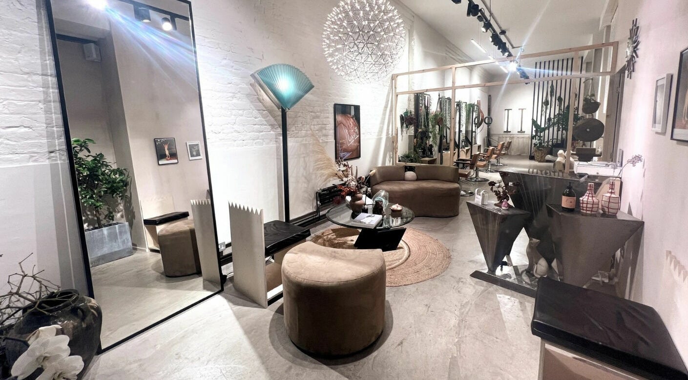 Elegant interior of Haco 箱 Nails, London, England, GB featuring modern decor and stylish seating.