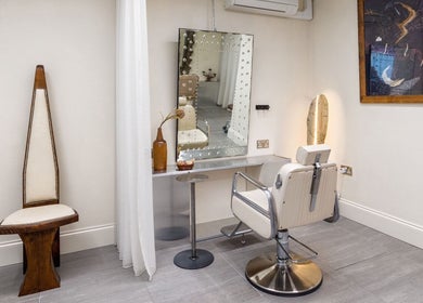Stylish salon chair and mirror at Haco 箱 Hair + Nails Hoxton, London, England, GB.