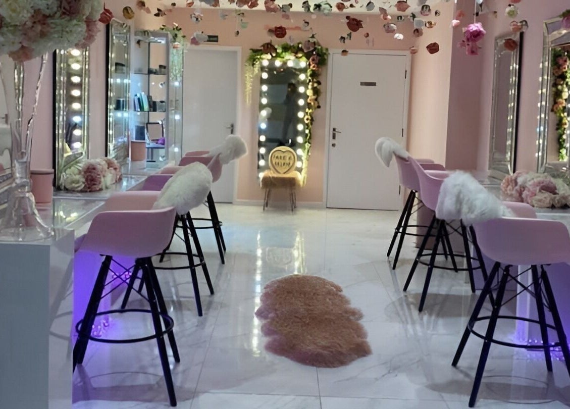 Elegant interior of Makeup Mobile To You Studio in Stockport, England, GB with pink decor and floral accents.