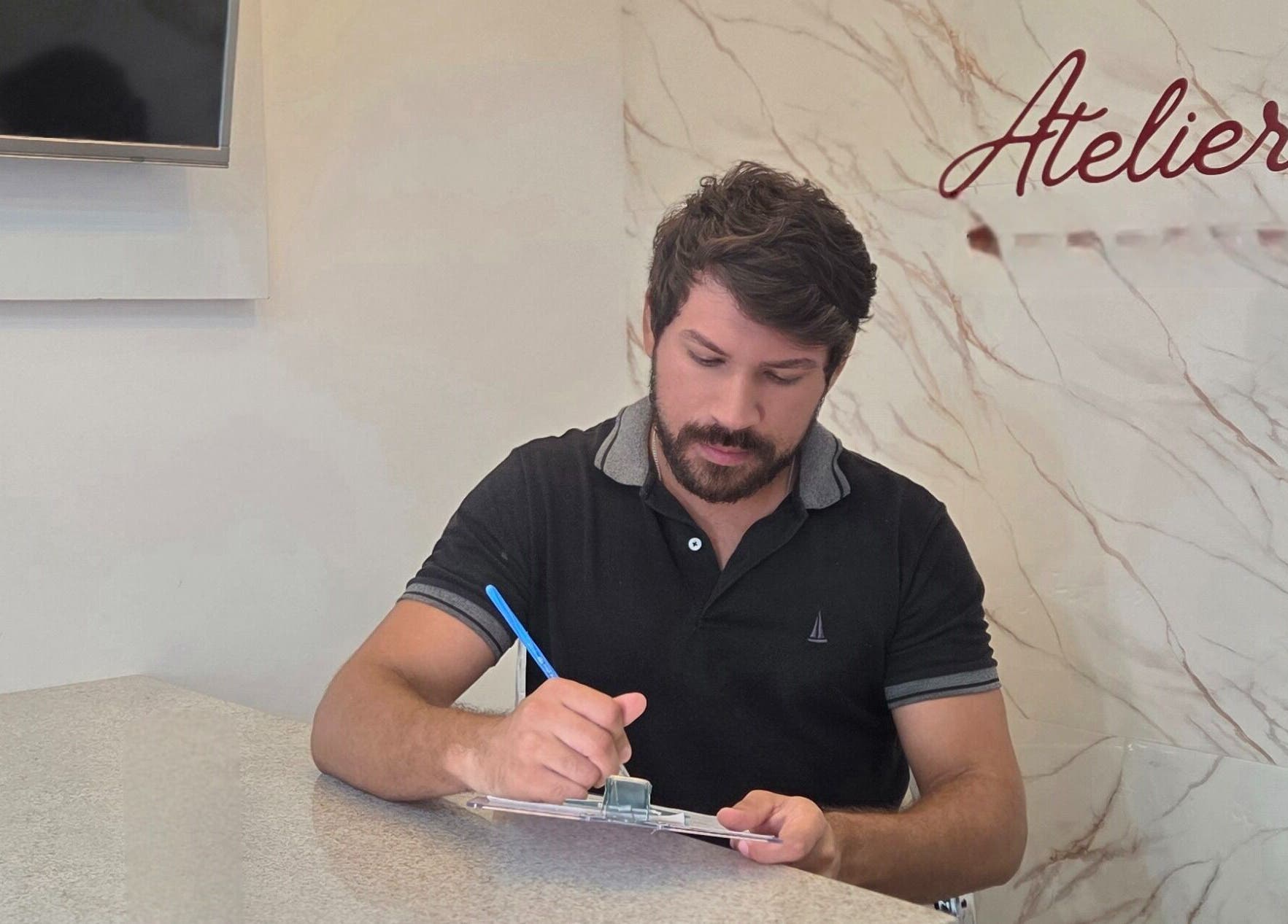 Profissional atendendo cliente no Studio Massoterapia e Holismo Terapias Integrativas Rio das Ostras, Rio De Janeiro, BR.