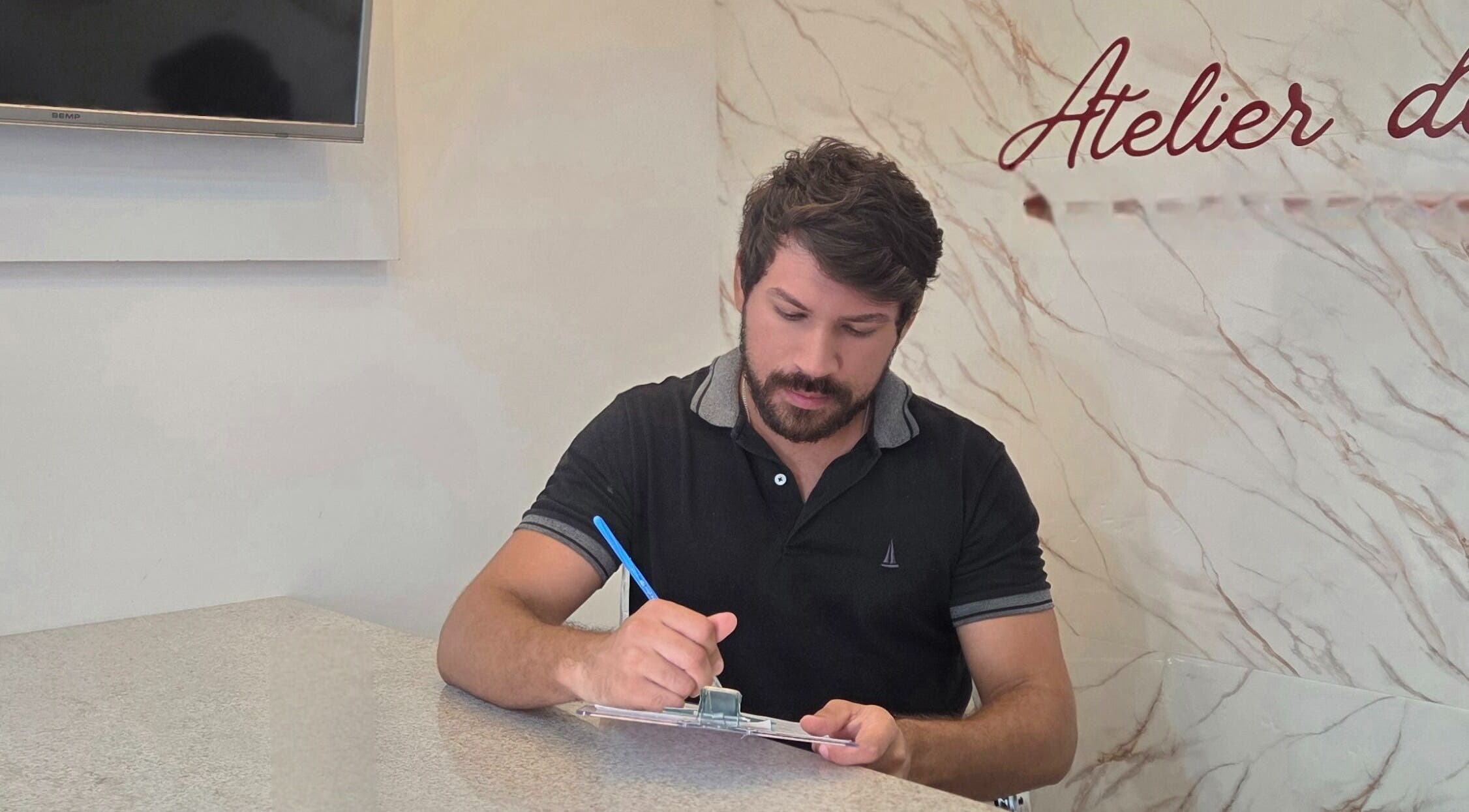 Profissional atendendo cliente no Studio Massoterapia e Holismo Terapias Integrativas Rio das Ostras, Rio De Janeiro, BR.