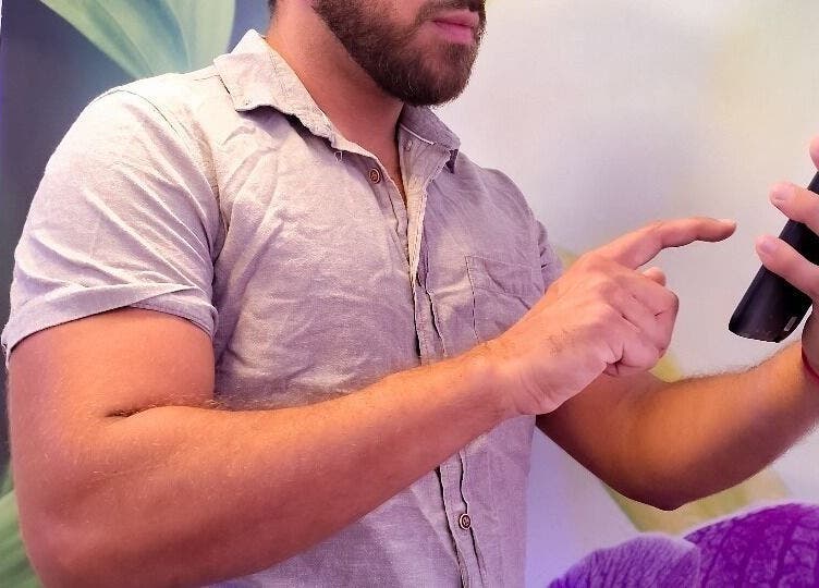 Profissional usando celular no Cabo Frio Studio MassoTerapia e Holismo Terapias Integrativas em Cabo Frio, Rio De Janeiro, BR.