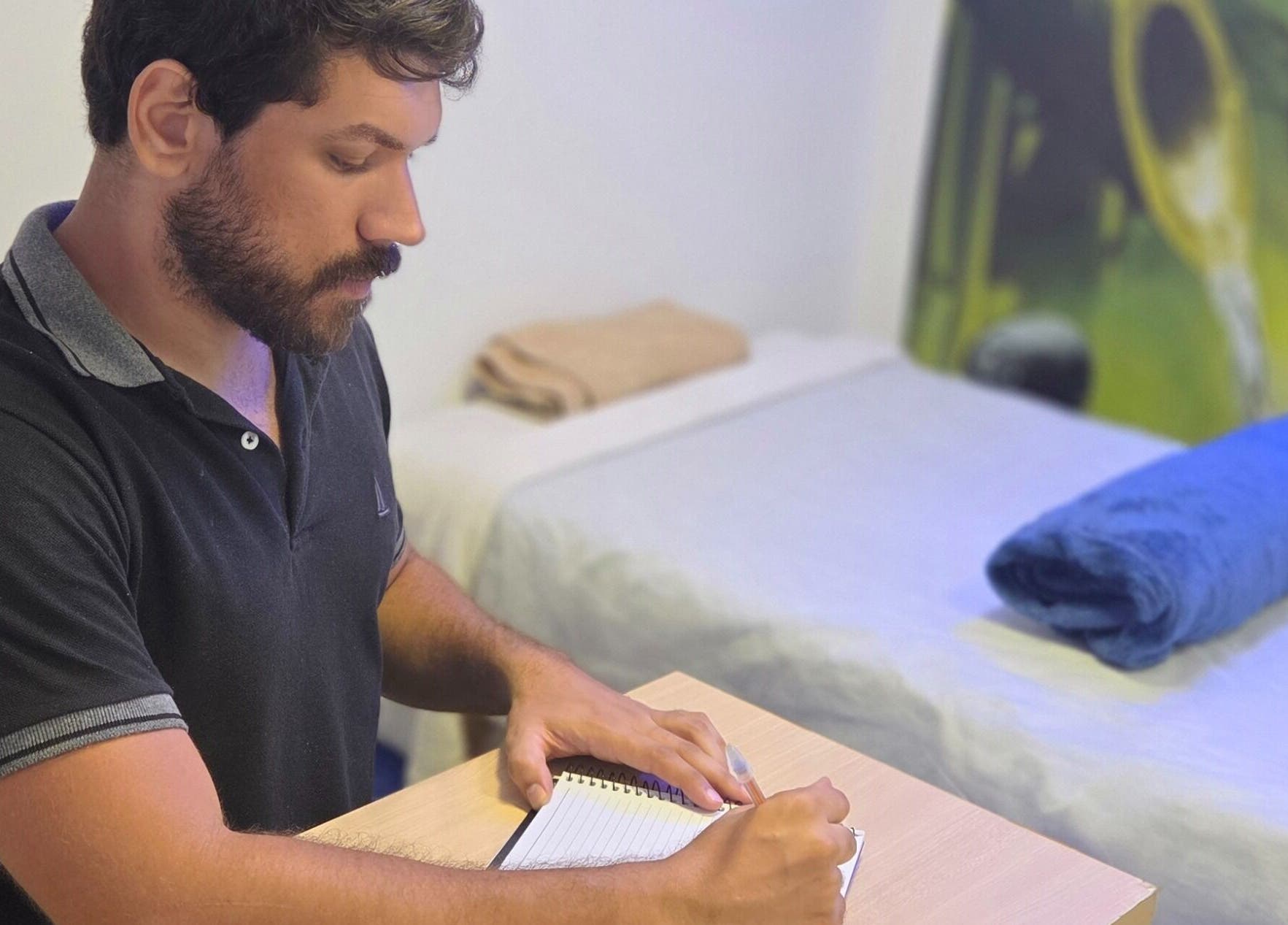 Terapeuta anota detalhes no Cabo Frio Studio MassoTerapia e Holismo Terapias Integrativas, Cabo Frio, Rio De Janeiro, BR.