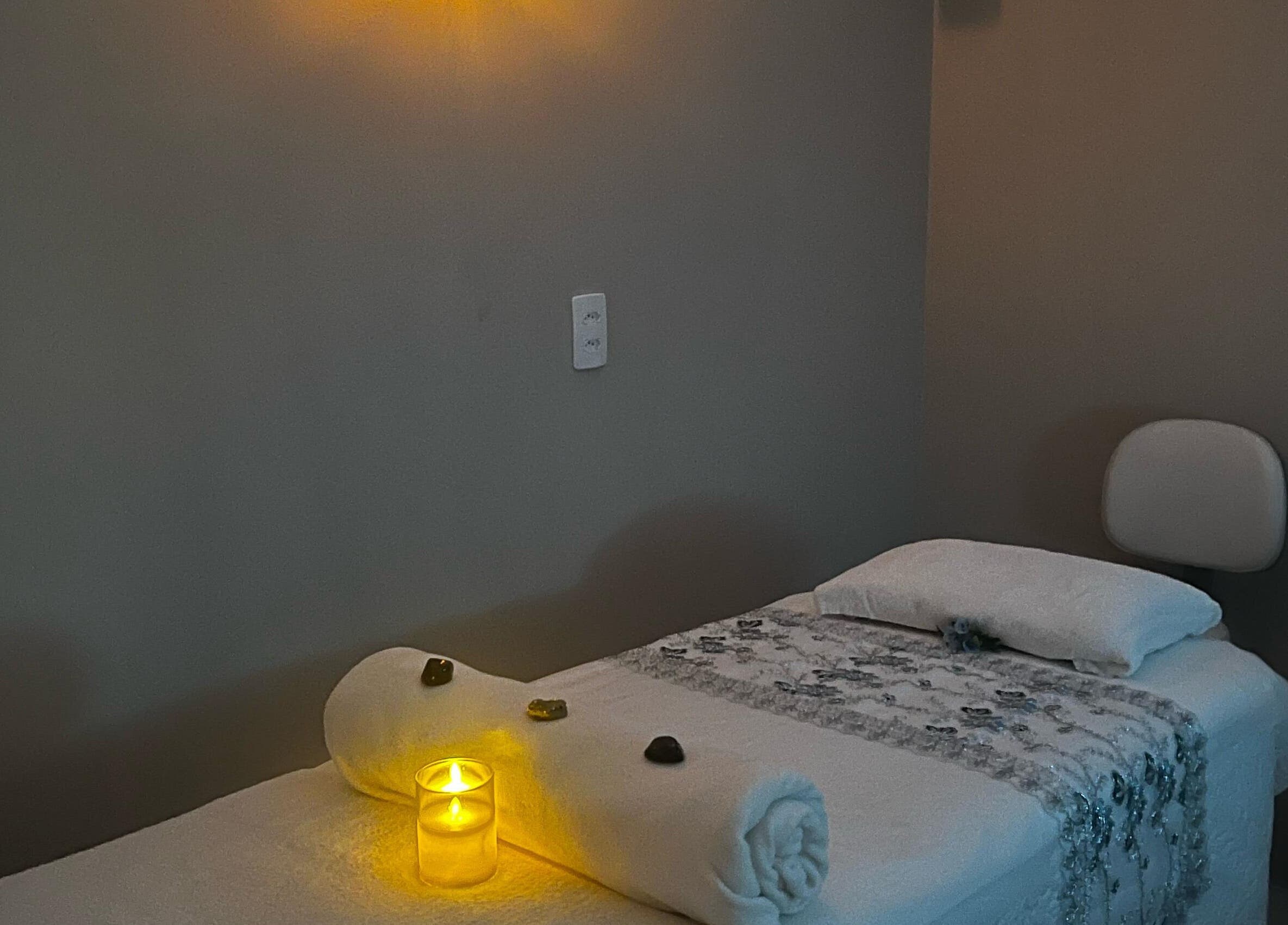 Sala de massagem aconchegante no Niterói Studio MassoTerapia E Holismo Terapias Integrativas, Niterói, Rio De Janeiro, BR.