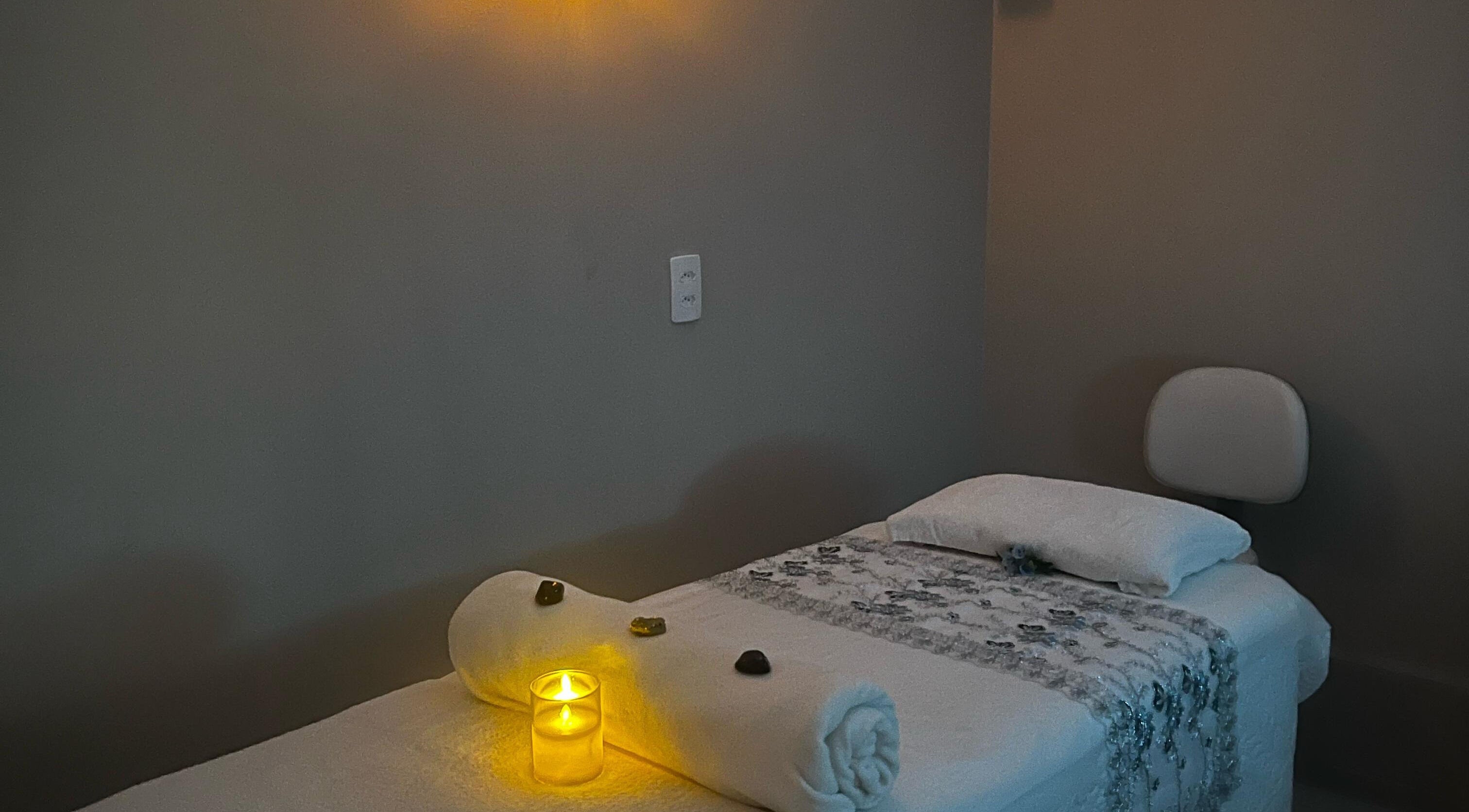 Sala de massagem aconchegante no Niterói Studio MassoTerapia E Holismo Terapias Integrativas, Niterói, Rio De Janeiro, BR.