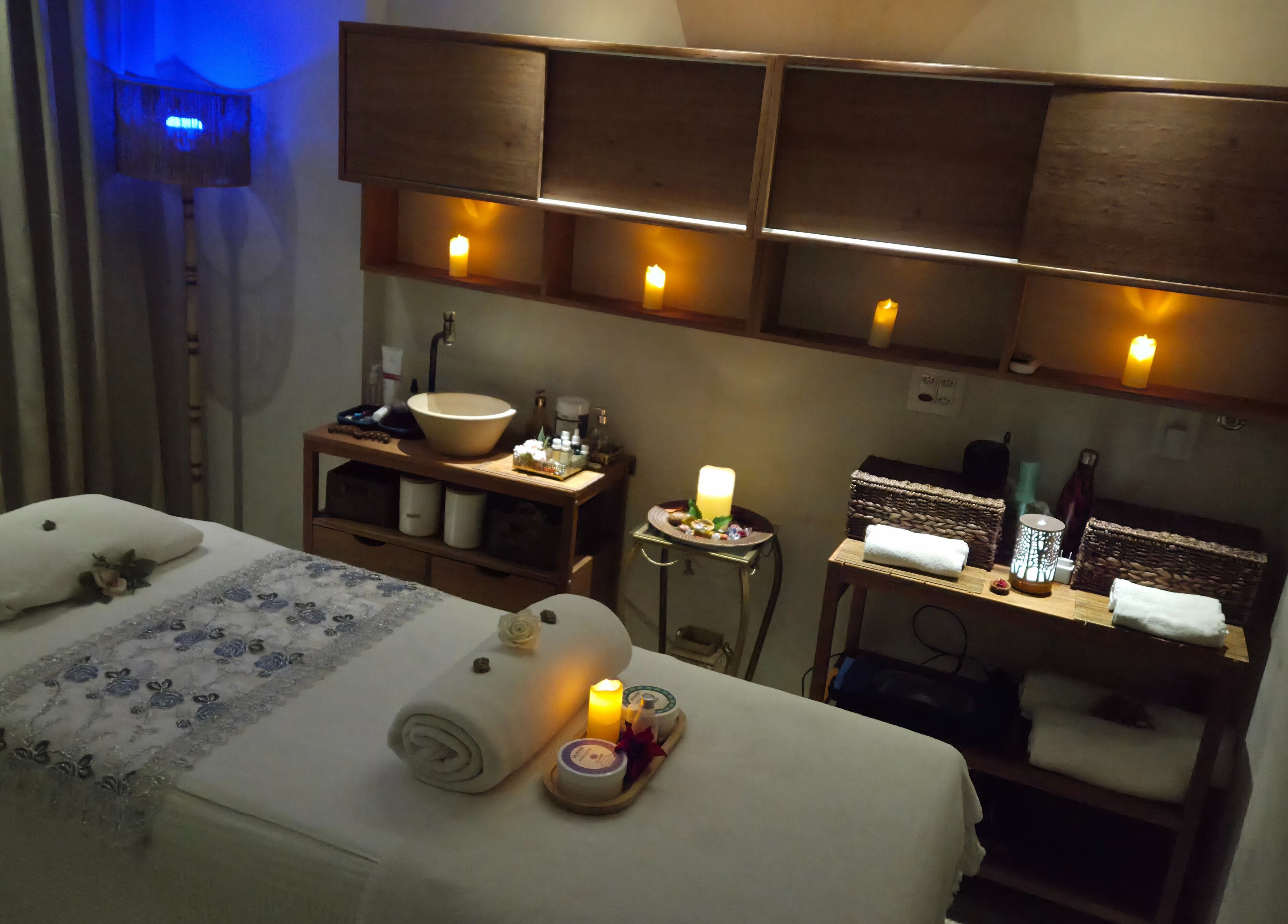 Sala de massagem aconchegante do Niterói Studio MassoTerapia E Holismo Terapias Integrativas, Niterói, Rio De Janeiro, BR.