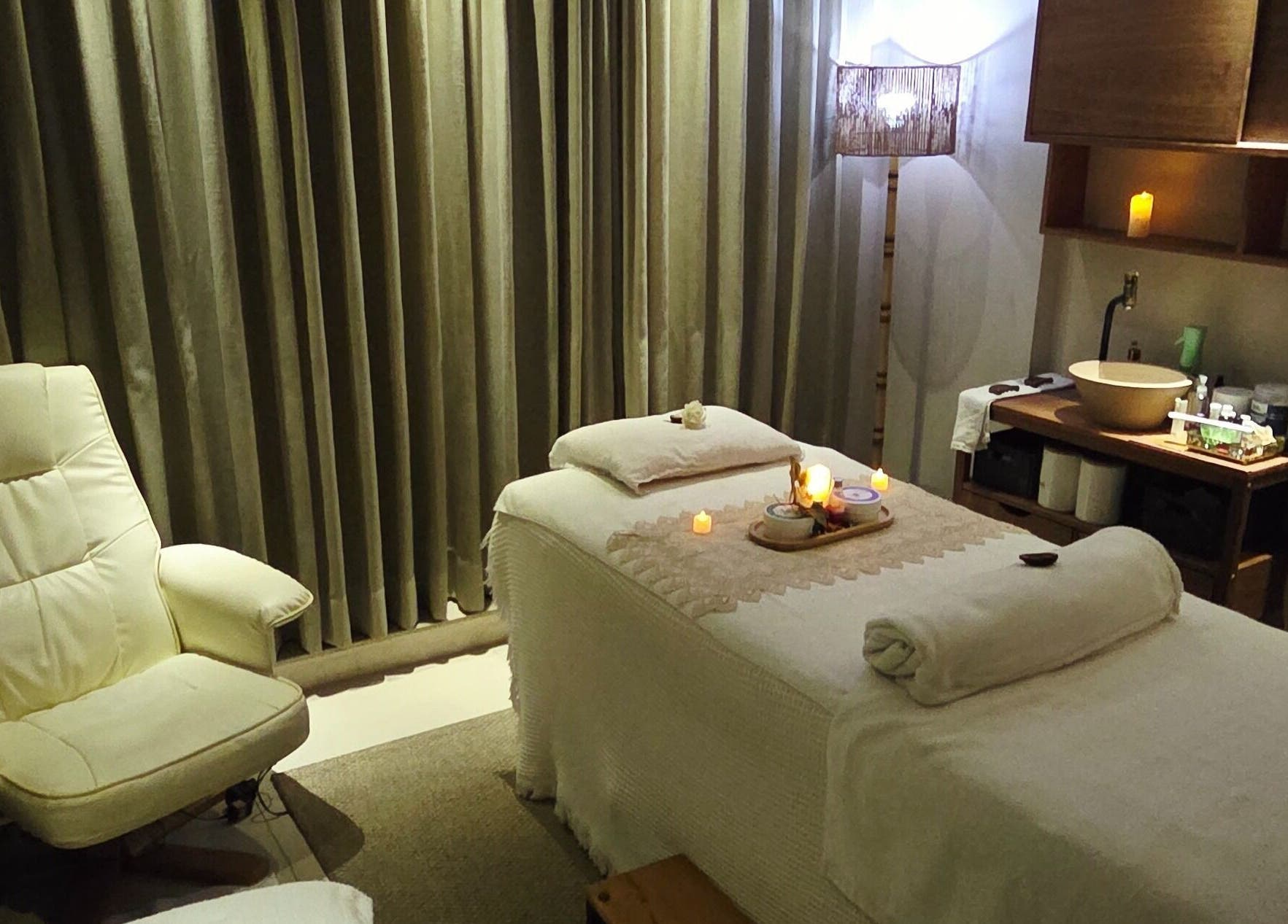 Sala de massagem aconchegante no Niterói Studio MassoTerapia E Holismo Terapias Integrativas, Niterói, Rio De Janeiro, BR.