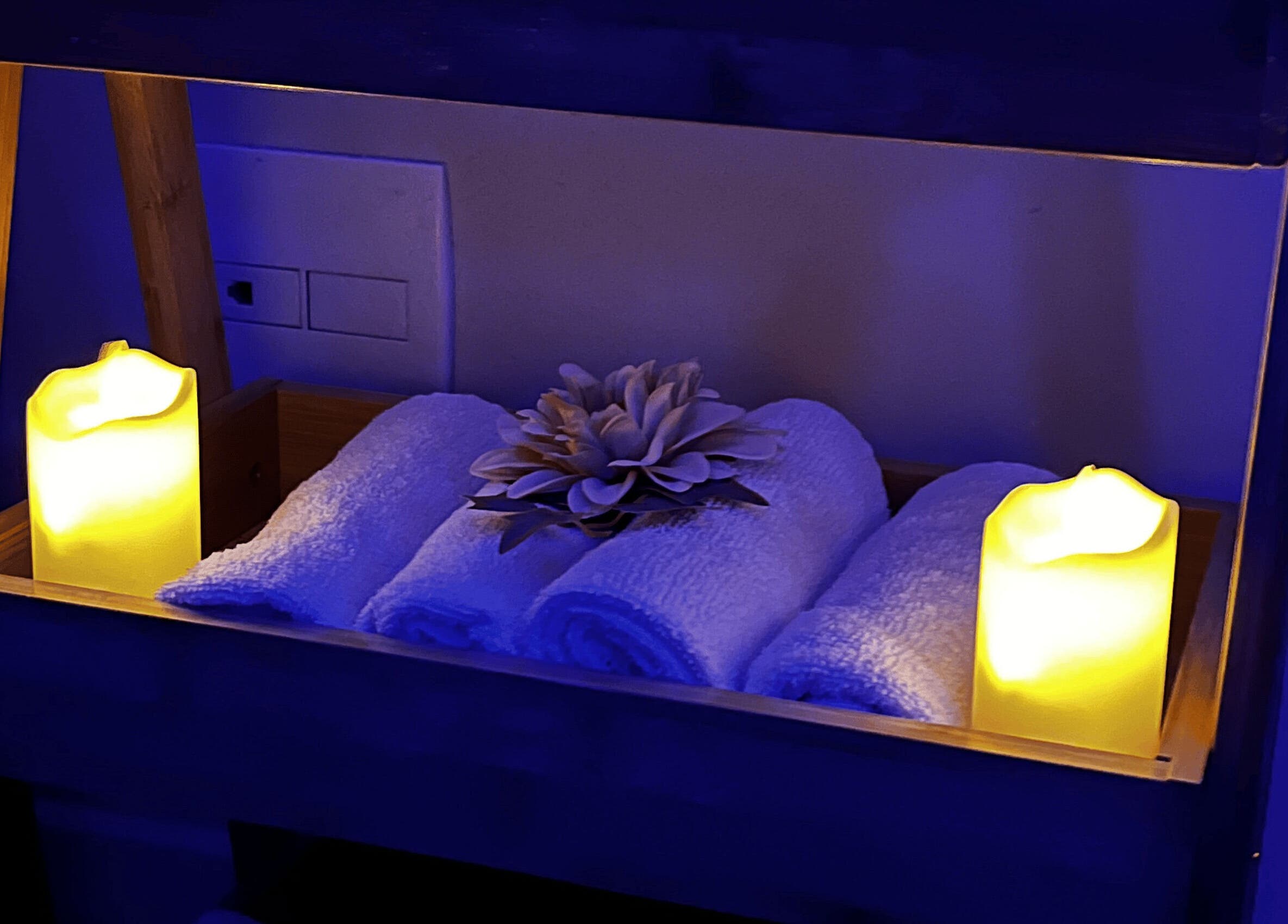 Toalhas e velas relaxantes no Niterói Studio MassoTerapia E Holismo Terapias Integrativas, Niterói, Rio De Janeiro, BR.