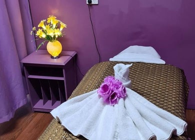 Relaxing massage setting at Smiling Thai Therapy & Massage in Wynnum, Queensland, AU with flowers and towels.