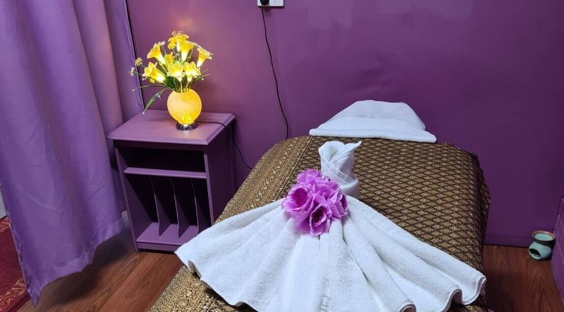 Relaxing massage setting at Smiling Thai Therapy & Massage in Wynnum, Queensland, AU with flowers and towels.
