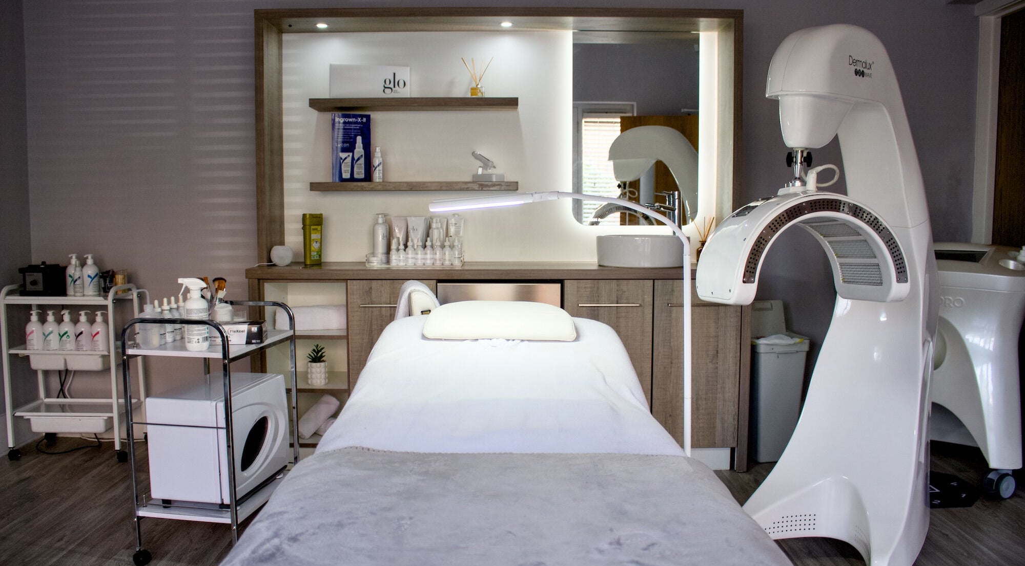 The London Road Clinic's serene treatment room with modern equipment in Newark-on-Trent, England, GB.