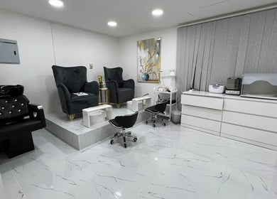 Elegant salon interior at Faina Ladies Salon, أبو ظبي, أبو ظبي, AE, featuring modern chairs and stylish decor.