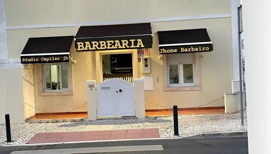 Fachada da JB Studio Capilar em Alcabideche, Lisboa, PT com toldo preto e portas brancas.