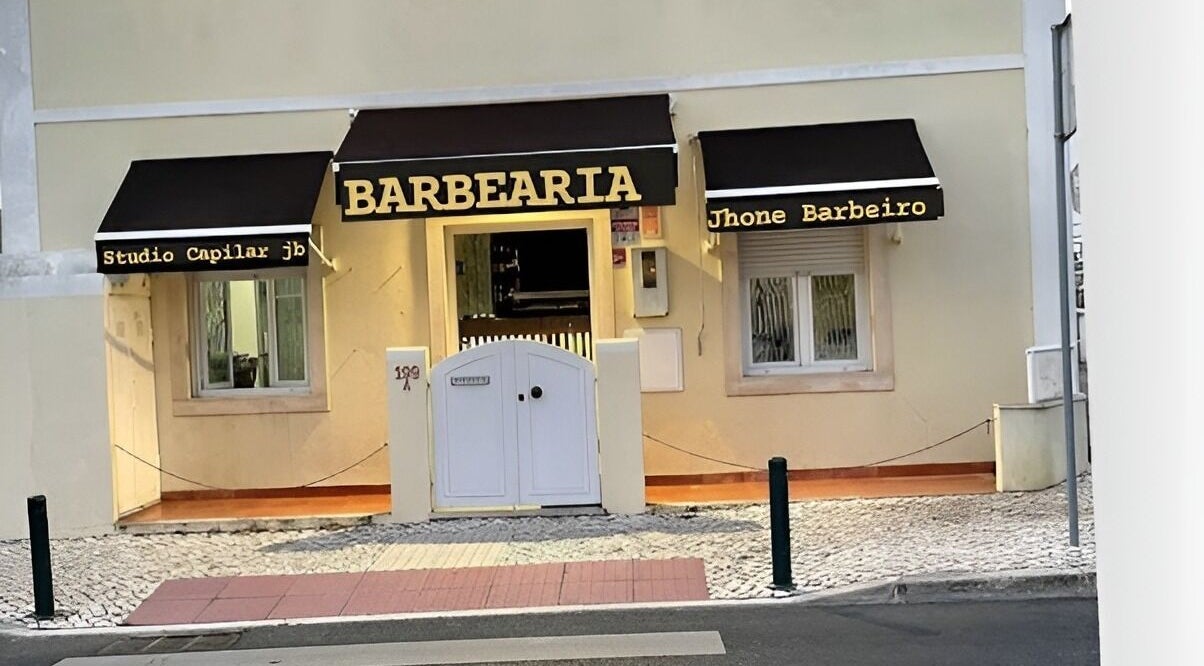 Fachada da JB Studio Capilar em Alcabideche, Lisboa, PT com toldo preto e portas brancas.