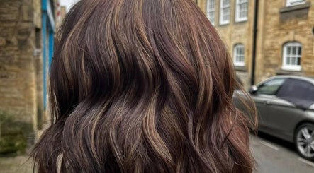 Licatas Hairdressing billede 2