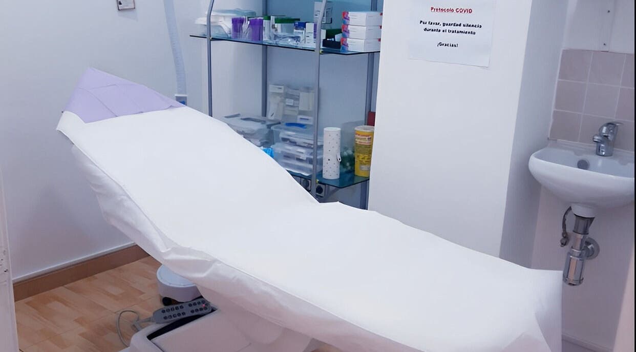 Sala tratamiento en Estetica Avanzada Torres, Leganés, Comunidad De Madrid, ES, con camilla blanca y cuidados.
