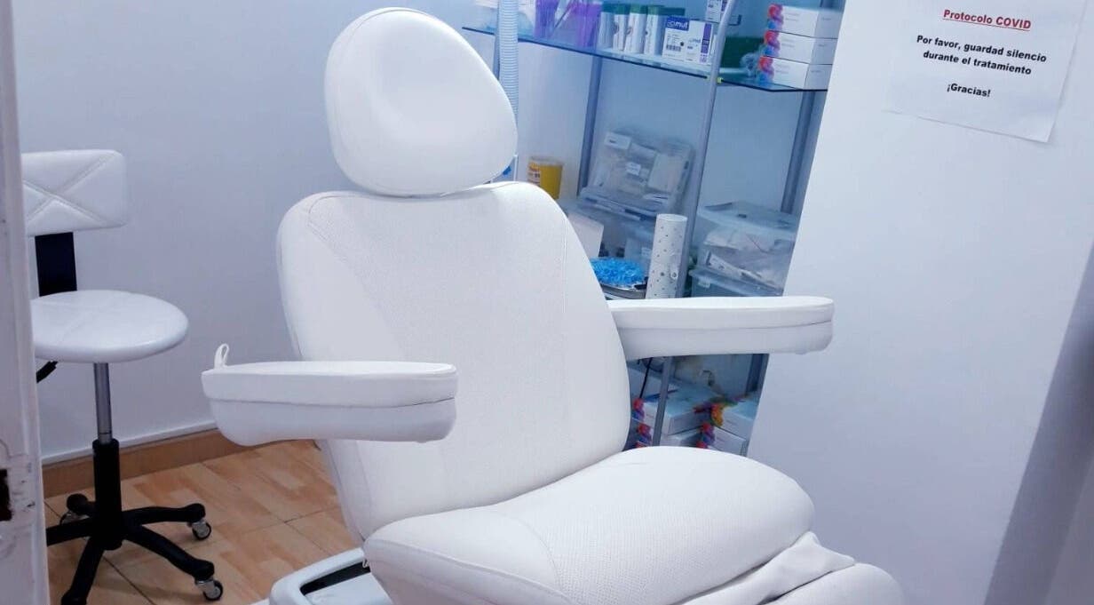 Silla blanca de tratamiento en Estetica Avanzada Torres, Leganés, Comunidad De Madrid, ES.