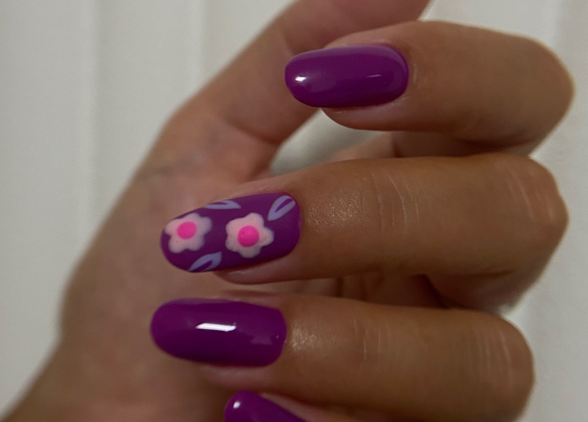Cvjetni ljubičasti nokti u AMP - studio za nokte, Beograd, RS, s ružičastim cvjetovima.